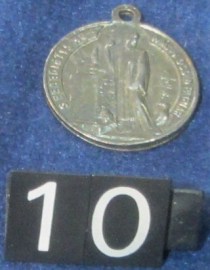 10 SAN BENITO MEDALLA METAL BAÑO PLATA 2CMS